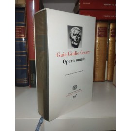 Gaio Giulio CESARE, OPERA OMNIA. Pléiade, Einaudi-Gallimard. 1ª EDIZIONE 1993. testo latino a fronte